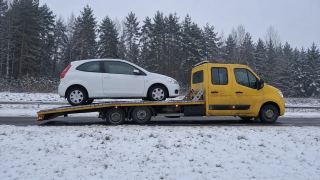 Holowanie auta zimą na lawecie – Krosno