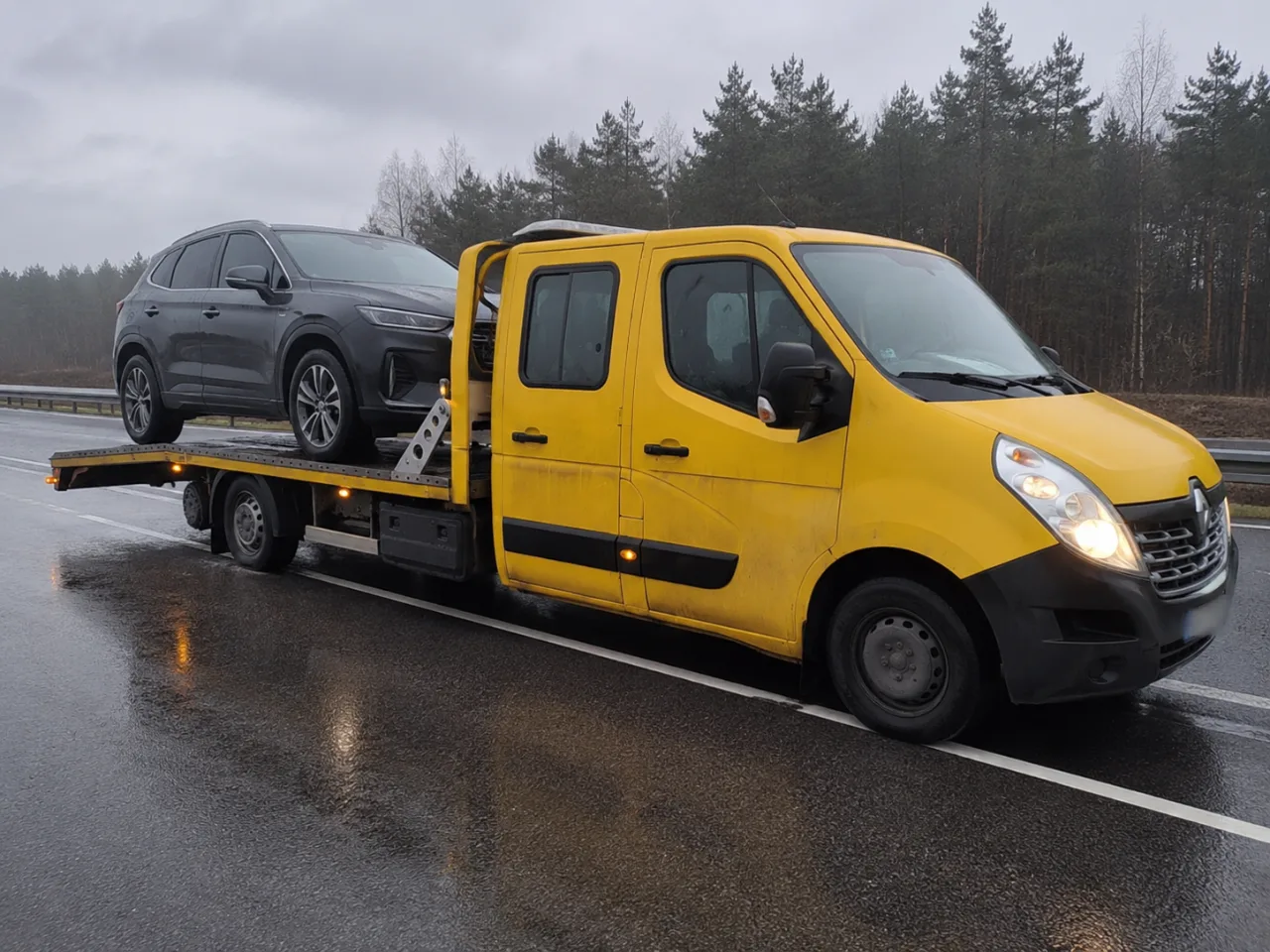 SUV wciągnięty na platformę lawety – transport auta elektrycznego Krosno