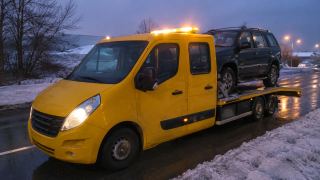 SUV na lawecie nocą – pomoc drogowa Krosno