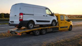 Transport busa o zachodzie słońca – Krosno