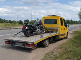Załadunek motocykla przy drodze – Krosno