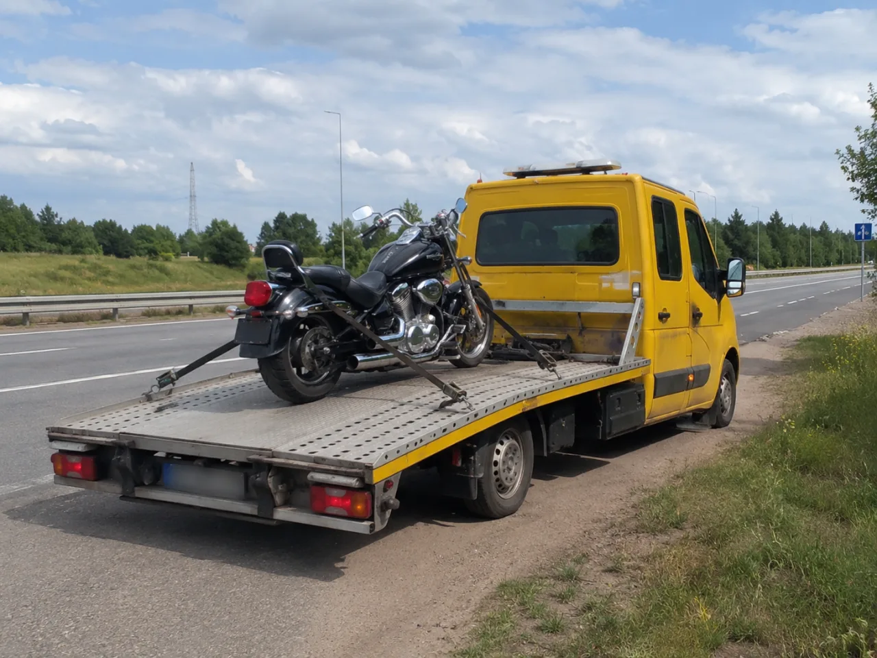 Motocykl ładowany na lawetę przy drodze – Krosno