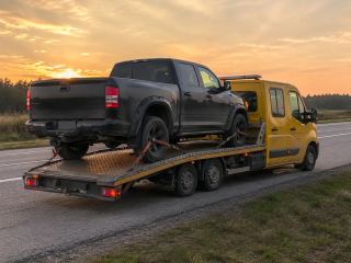 Transport pojazdu o zachodzie słońca – Krosno